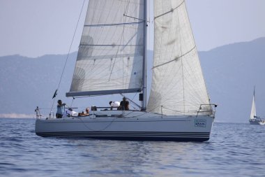 Bodrum, Hindi. 07 Ekim 2023: Ege Denizi 'nin mavi sularında, ünlü tatil beldesi Bodrum' un kıyılarında yelkenliler rüzgarlı havada yelken açıyor.