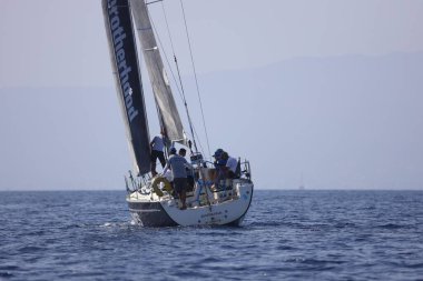 Bodrum, Hindi. 07 Ekim 2023: Ege Denizi 'nin mavi sularında, ünlü tatil beldesi Bodrum' un kıyılarında yelkenliler rüzgarlı havada yelken açıyor.