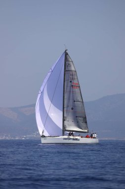 Bodrum, Hindi. 07 Ekim 2023: Ege Denizi 'nin mavi sularında, ünlü tatil beldesi Bodrum' un kıyılarında yelkenliler rüzgarlı havada yelken açıyor.