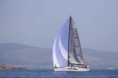 Bodrum, Hindi. 07 Ekim 2023: Ege Denizi 'nin mavi sularında, ünlü tatil beldesi Bodrum' un kıyılarında yelkenliler rüzgarlı havada yelken açıyor.