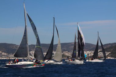 Bodrum, Hindi. 01 Mart 2020: Yelkenliler Ege Denizi 'nin mavi sularında, ünlü tatil beldesi Bodrum' un kıyılarında rüzgarlı havada yelken açıyor..