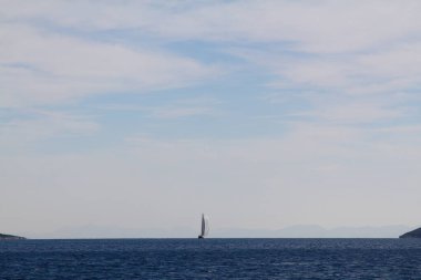 Bodrum, Hindi. 01 Mart 2020: Yelkenliler Ege Denizi 'nin mavi sularında, ünlü tatil beldesi Bodrum' un kıyılarında rüzgarlı havada yelken açıyor..