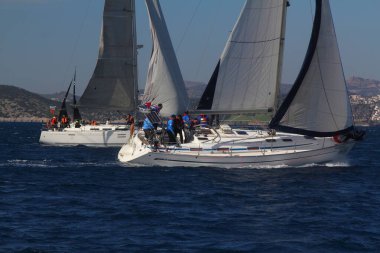 Bodrum, Hindi. 01 Mart 2020: Yelkenliler Ege Denizi 'nin mavi sularında, ünlü tatil beldesi Bodrum' un kıyılarında rüzgarlı havada yelken açıyor..