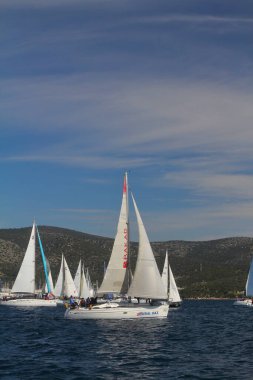 Bodrum, Hindi. 01 Mart 2020: Yelkenliler Ege Denizi 'nin mavi sularında, ünlü tatil beldesi Bodrum' un kıyılarında rüzgarlı havada yelken açıyor..