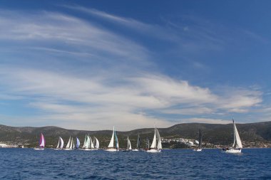 Bodrum, Hindi. 01 Mart 2020: Yelkenliler Ege Denizi 'nin mavi sularında, ünlü tatil beldesi Bodrum' un kıyılarında rüzgarlı havada yelken açıyor..