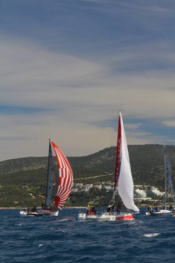 Bodrum, Hindi. 01 Mart 2020: Yelkenliler Ege Denizi 'nin mavi sularında, ünlü tatil beldesi Bodrum' un kıyılarında rüzgarlı havada yelken açıyor..