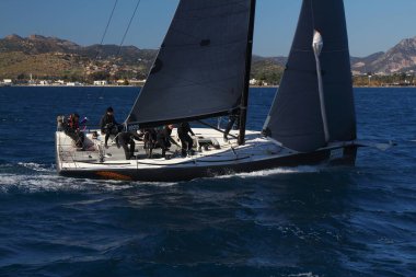 Bodrum, Hindi. 01 Mart 2020: Yelkenliler Ege Denizi 'nin mavi sularında, ünlü tatil beldesi Bodrum' un kıyılarında rüzgarlı havada yelken açıyor..