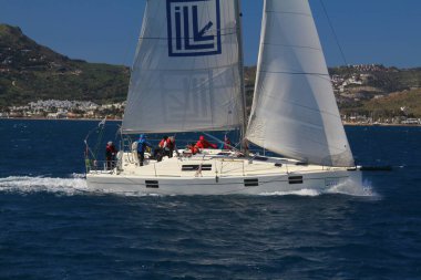 Bodrum, Hindi. 01 Mart 2020: Yelkenliler Ege Denizi 'nin mavi sularında, ünlü tatil beldesi Bodrum' un kıyılarında rüzgarlı havada yelken açıyor..