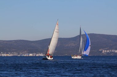 Bodrum, Hindi. 01 Mart 2020: Yelkenliler Ege Denizi 'nin mavi sularında, ünlü tatil beldesi Bodrum' un kıyılarında rüzgarlı havada yelken açıyor..