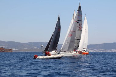 Bodrum, Hindi. 22 Mart 2019: Yelkenliler Ege Denizi 'nin mavi sularında, ünlü tatil beldesi Bodrum' un kıyılarında rüzgarlı havada yelken açıyorlar..