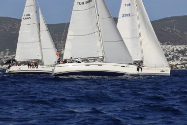 Bodrum, Hindi. 02 Aralık 2019: Yelkenliler Ege Denizi 'nin mavi sularında, ünlü tatil beldesi Bodrum' un kıyılarında rüzgarlı havada yelken açıyorlar.