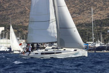 Bodrum, Hindi. 02 Aralık 2019: Yelkenliler Ege Denizi 'nin mavi sularında, ünlü tatil beldesi Bodrum' un kıyılarında rüzgarlı havada yelken açıyorlar.