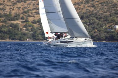 Bodrum, Hindi. 02 Aralık 2019: Yelkenliler Ege Denizi 'nin mavi sularında, ünlü tatil beldesi Bodrum' un kıyılarında rüzgarlı havada yelken açıyorlar.