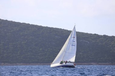 Bodrum, Hindi. 02 Aralık 2019: Yelkenliler Ege Denizi 'nin mavi sularında, ünlü tatil beldesi Bodrum' un kıyılarında rüzgarlı havada yelken açıyorlar.