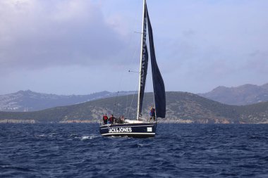 Bodrum, Hindi. 02 Aralık 2019: Yelkenliler Ege Denizi 'nin mavi sularında, ünlü tatil beldesi Bodrum' un kıyılarında rüzgarlı havada yelken açıyorlar.