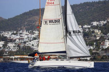 Bodrum, Hindi. 02 Aralık 2019: Yelkenliler Ege Denizi 'nin mavi sularında, ünlü tatil beldesi Bodrum' un kıyılarında rüzgarlı havada yelken açıyorlar.