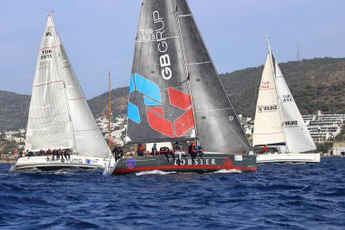 Bodrum, Hindi. 02 Aralık 2019: Yelkenliler Ege Denizi 'nin mavi sularında, ünlü tatil beldesi Bodrum' un kıyılarında rüzgarlı havada yelken açıyorlar.