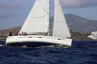 Bodrum, Hindi. 02 Aralık 2019: Yelkenliler Ege Denizi 'nin mavi sularında, ünlü tatil beldesi Bodrum' un kıyılarında rüzgarlı havada yelken açıyorlar.