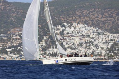 Bodrum, Hindi. 02 Aralık 2023: Yelkenliler Ege Denizi 'nin mavi sularında, ünlü tatil beldesi Bodrum' un kıyılarında rüzgarlı havada yelken açıyorlar..