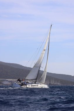 Bodrum, Hindi. 02 Aralık 2023: Yelkenliler Ege Denizi 'nin mavi sularında, ünlü tatil beldesi Bodrum' un kıyılarında rüzgarlı havada yelken açıyorlar..