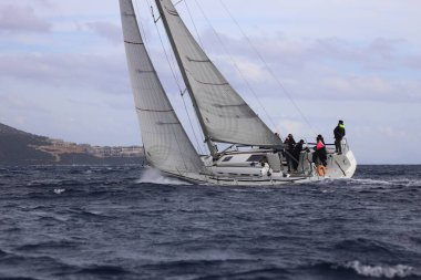 Bodrum, Hindi. 02 Aralık 2023: Yelkenliler Ege Denizi 'nin mavi sularında, ünlü tatil beldesi Bodrum' un kıyılarında rüzgarlı havada yelken açıyorlar..