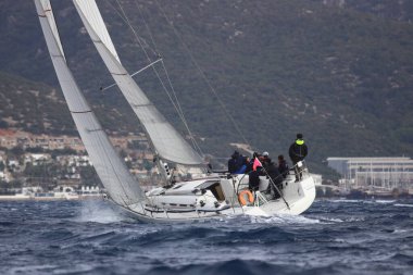 Bodrum, Hindi. 02 Aralık 2023: Yelkenliler Ege Denizi 'nin mavi sularında, ünlü tatil beldesi Bodrum' un kıyılarında rüzgarlı havada yelken açıyorlar..