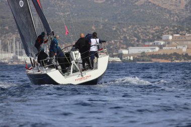 Bodrum, Hindi. 02 Aralık 2023: Yelkenliler Ege Denizi 'nin mavi sularında, ünlü tatil beldesi Bodrum' un kıyılarında rüzgarlı havada yelken açıyorlar..