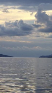 Deniz kenti Turgutreis ve muhteşem gün batımları. Bodrum, Hindi. Sosyal medya için dikey video.