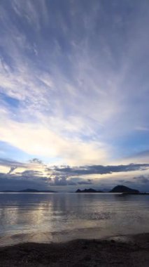 Deniz kenti Turgutreis ve muhteşem gün batımları. Bodrum, Hindi. Sosyal medya için dikey video.