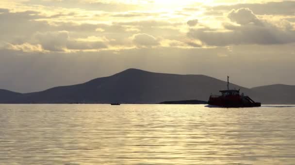 Segelboot Auf See Goldener Sonnenaufgang Über Dem Meer Yachtsegeln Der — Stockvideo