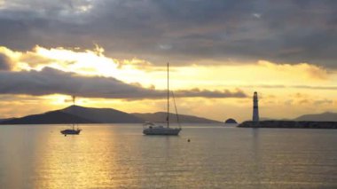Gün batımında deniz manzarası. Sahildeki deniz feneri. Deniz kenti Turgutreis ve muhteşem gün batımları
