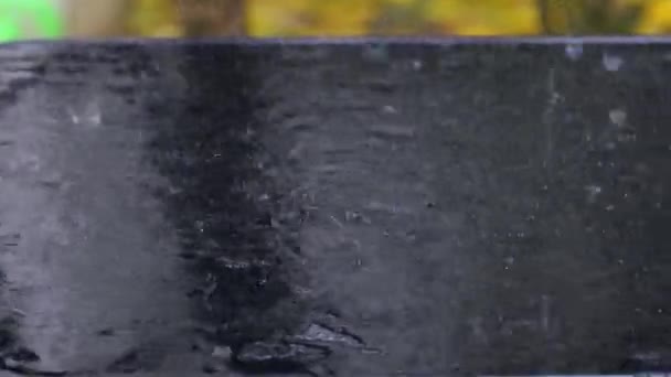 Gocce Pioggia Che Cadono Sul Tavolo Nero — Video Stock