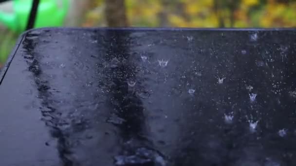Gocce Pioggia Che Cadono Sul Tavolo Nero Rallentatore — Video Stock