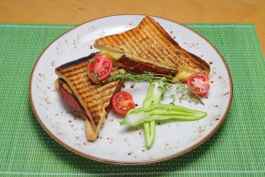 Jambonlu ve peynirli hızlı bir akşam yemeği. İngiliz usulü tost. Tereyağlı Fransız usulü tatlı.