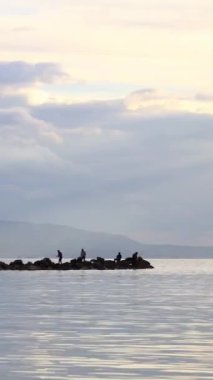 Sabahları balık tutmak. Turgutreis, bodrum, hindi. Zaman ayarlı video. Sabahları balık tutmak. Turgutreis, bodrum, hindi. Zaman ayarlı video. Sosyal medya için dikey video.
