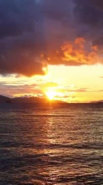 Deniz kenti Turgutreis ve muhteşem gün batımları. Bodrum, Hindi. Sosyal medya için dikey video.