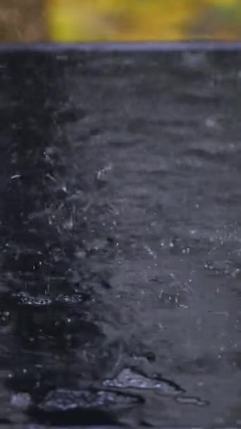 雨滴落在黑桌上 社交媒体的垂直视频 — 图库视频影像