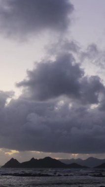 Deniz kenti Turgutreis ve muhteşem gün batımları. Bodrum, Hindi. Sosyal medya için dikey video.