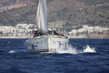 Bodrum, Hindi. 03 Aralık 2023: Yelkenliler Ege Denizi 'nin mavi sularında, ünlü tatil beldesi Bodrum' un kıyılarında rüzgarlı havada yelken açıyorlar..