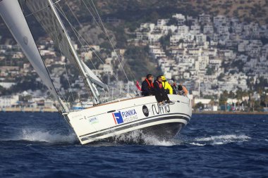 Bodrum, Hindi. 03 Aralık 2023: Yelkenliler Ege Denizi 'nin mavi sularında, ünlü tatil beldesi Bodrum' un kıyılarında rüzgarlı havada yelken açıyorlar..