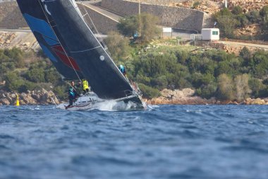 Bodrum, Hindi. 03 Aralık 2023: Yelkenliler Ege Denizi 'nin mavi sularında, ünlü tatil beldesi Bodrum' un kıyılarında rüzgarlı havada yelken açıyorlar..