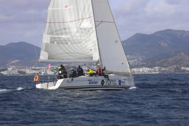 Bodrum, Hindi. 03 Aralık 2023: Yelkenliler Ege Denizi 'nin mavi sularında, ünlü tatil beldesi Bodrum' un kıyılarında rüzgarlı havada yelken açıyorlar..