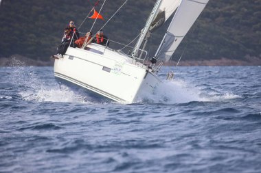 Bodrum, Hindi. 03 Aralık 2023: Yelkenliler Ege Denizi 'nin mavi sularında, ünlü tatil beldesi Bodrum' un kıyılarında rüzgarlı havada yelken açıyorlar..