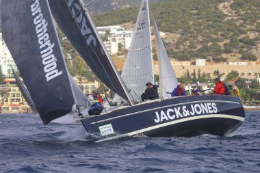 Bodrum, Hindi. 03 Aralık 2023: Yelkenliler Ege Denizi 'nin mavi sularında, ünlü tatil beldesi Bodrum' un kıyılarında rüzgarlı havada yelken açıyorlar..