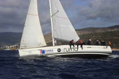 Bodrum, Hindi. 03 Aralık 2023: Yelkenliler Ege Denizi 'nin mavi sularında, ünlü tatil beldesi Bodrum' un kıyılarında rüzgarlı havada yelken açıyorlar..