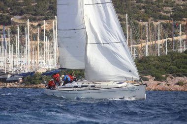 Bodrum, Hindi. 03 Aralık 2023: Yelkenliler Ege Denizi 'nin mavi sularında, ünlü tatil beldesi Bodrum' un kıyılarında rüzgarlı havada yelken açıyorlar..