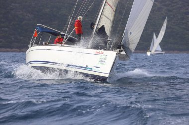 Bodrum, Hindi. 03 Aralık 2023: Yelkenliler Ege Denizi 'nin mavi sularında, ünlü tatil beldesi Bodrum' un kıyılarında rüzgarlı havada yelken açıyorlar..