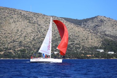 Bodrum, Hindi. 13 Ocak 2024: Yelkenliler Ege Denizi 'nin mavi sularında, ünlü tatil beldesi Bodrum' un kıyılarında rüzgarlı havada yelken açıyorlar..