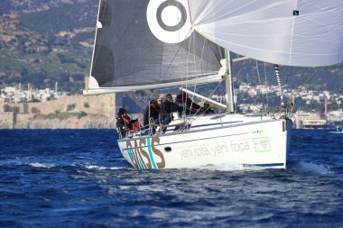 Bodrum, Hindi. 13 Ocak 2024: Yelkenliler Ege Denizi 'nin mavi sularında, ünlü tatil beldesi Bodrum' un kıyılarında rüzgarlı havada yelken açıyorlar..