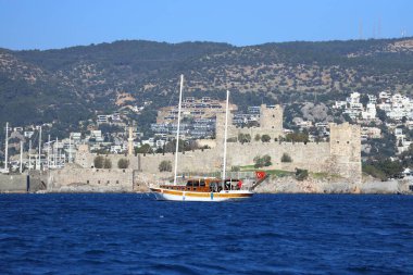 Bodrum, Türkiye, 13 Ocak 2024: Geleneksel Türk teknesi veya Gulet denizde seyrediyor. Ege 'nin Bodrum plajı yakınlarındaki Turistik Yelkenliler. 